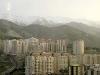 Teheran zieht sich zum Elburz Gebirge hinauf