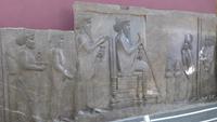 Teheran, Nationalmuseum: Thronrelief von König Darius I.