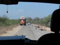 beschädigte Straße auf dem Weg nach Shushtar