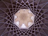 Decke im Pavillon der Dowlatabad-Gartenanlage in Yazd