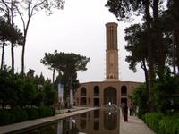 Pavillon mit Windturm in der Dowlatabad-Gartenanlage in Yazd