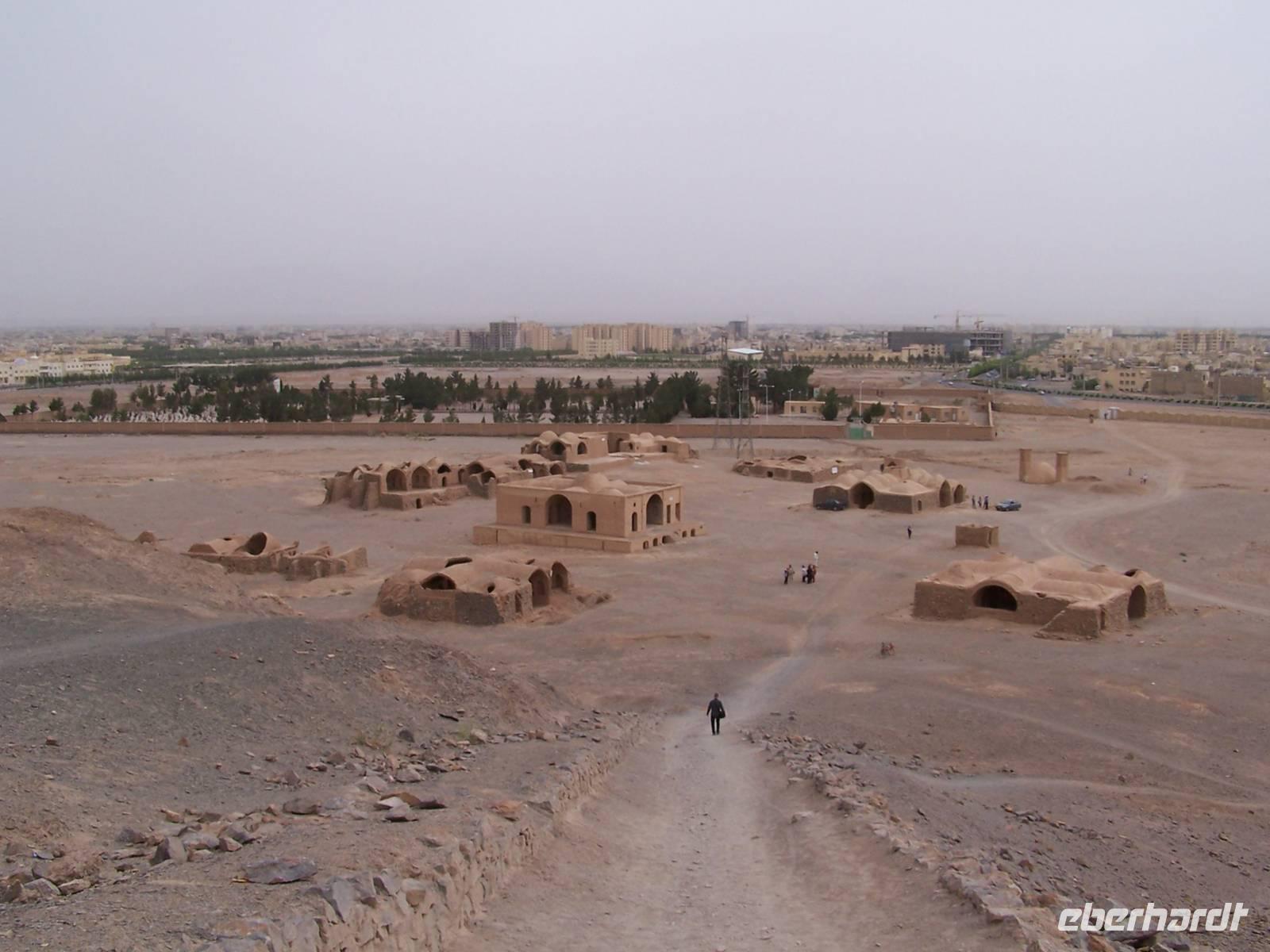 Blick auf die Waschhäuser und Zisternen vor den 