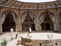 Picknick in der Hotel-Karawanserei Zin-Al din 