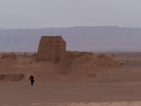 Ausflug zu den Felsformationen bei Shadhahd- Kalot in der Lut- Wüste 