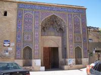 vor der Nasr el Molk-Moschee in Shiraz