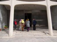 vor dem Teppichmuseum in Teheran