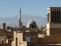 Yazd - Blick über die Dächer zu den Windtürmen und zur Jame- Moschee