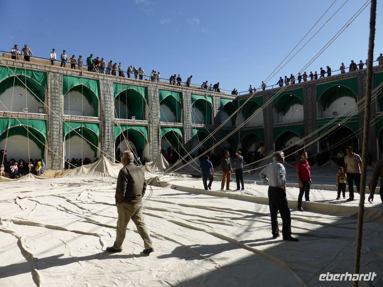 Yazd - Mausoleum der 12 Imame/ Vorbereitung auf das Ashura- Fest