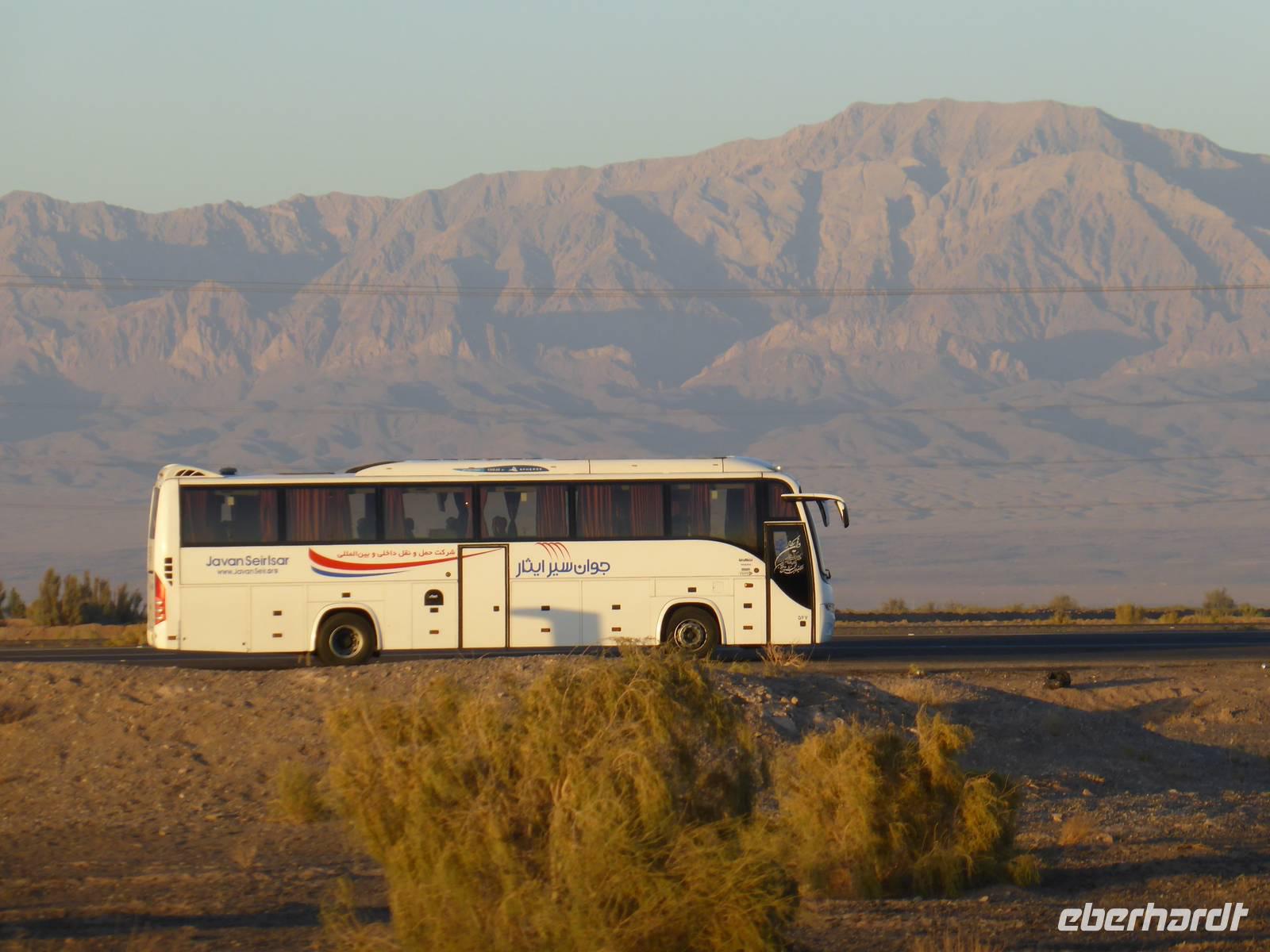 Pause an einem Qanat- Loch/ unser Reisebus