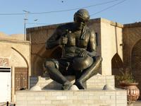 Kerman - Bronzeskulptur vor dem Vakil Basar