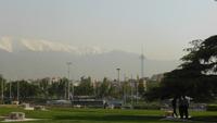 Blick vom Azadi_Denkmal auf Fernsehturm und Elburzgebirge