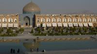 Isfahan, Blick vom Ali-Qapu-Palast auf den Imam-Platz mit Lotfollah-Moschee
