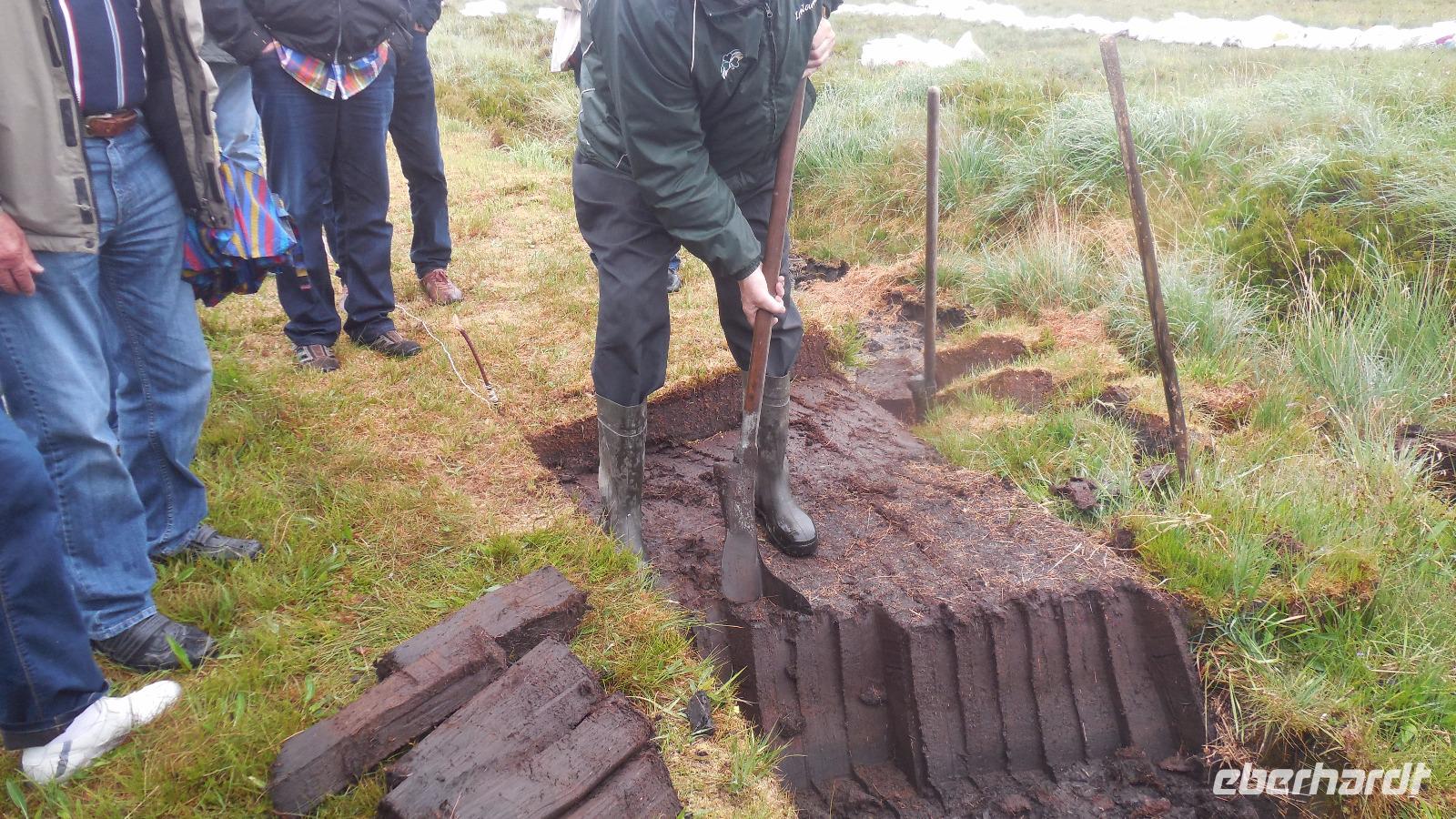 Joe beim Torfstechen-