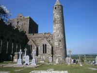 Rundturm und Kathedrale in Cashel