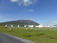 Achill Island - Campingplatz in Keel mit dem Berg Slievemore im Hintergrund
