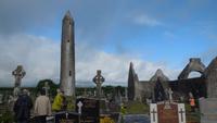 Kilmacdough mit seinem schiefen Rundturm