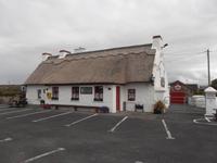 Reetgedeckter Pub in Connemara