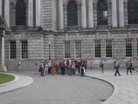 Gruppe vor dem Rathaus von Belfast