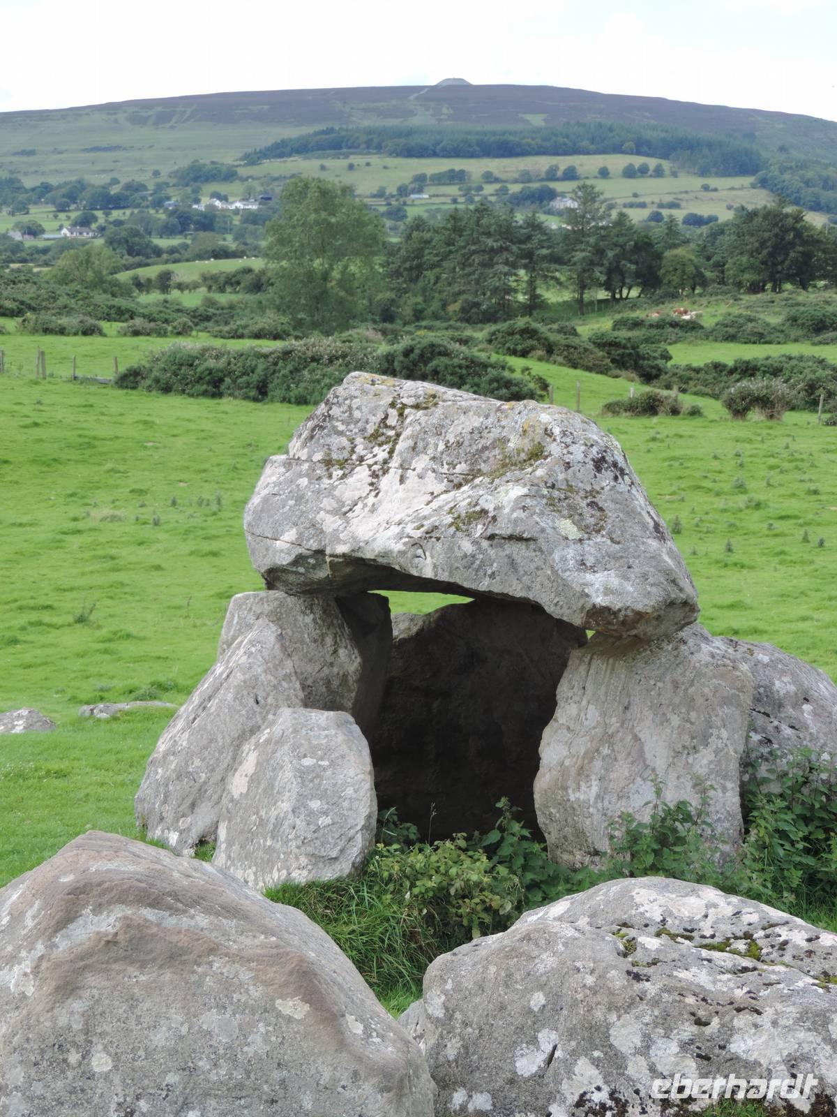 21 Dolmen eingepasst in der Landschaft