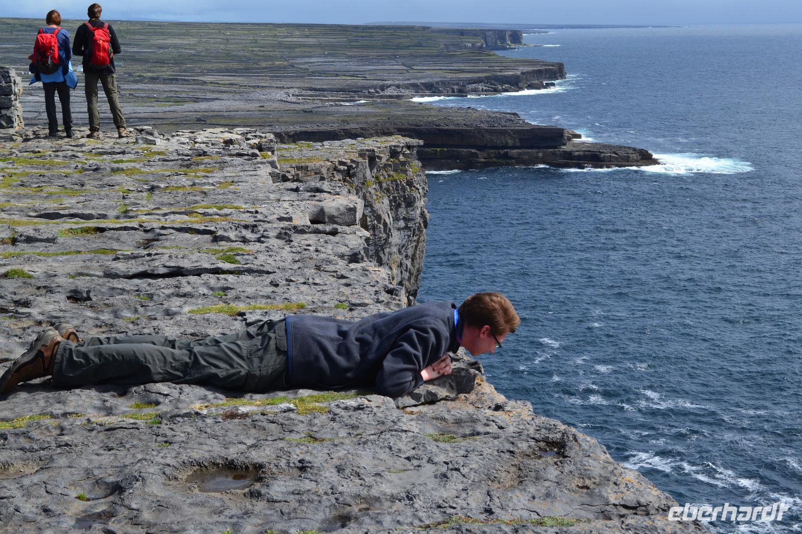 Todesmutiger Blick von den Klippen
