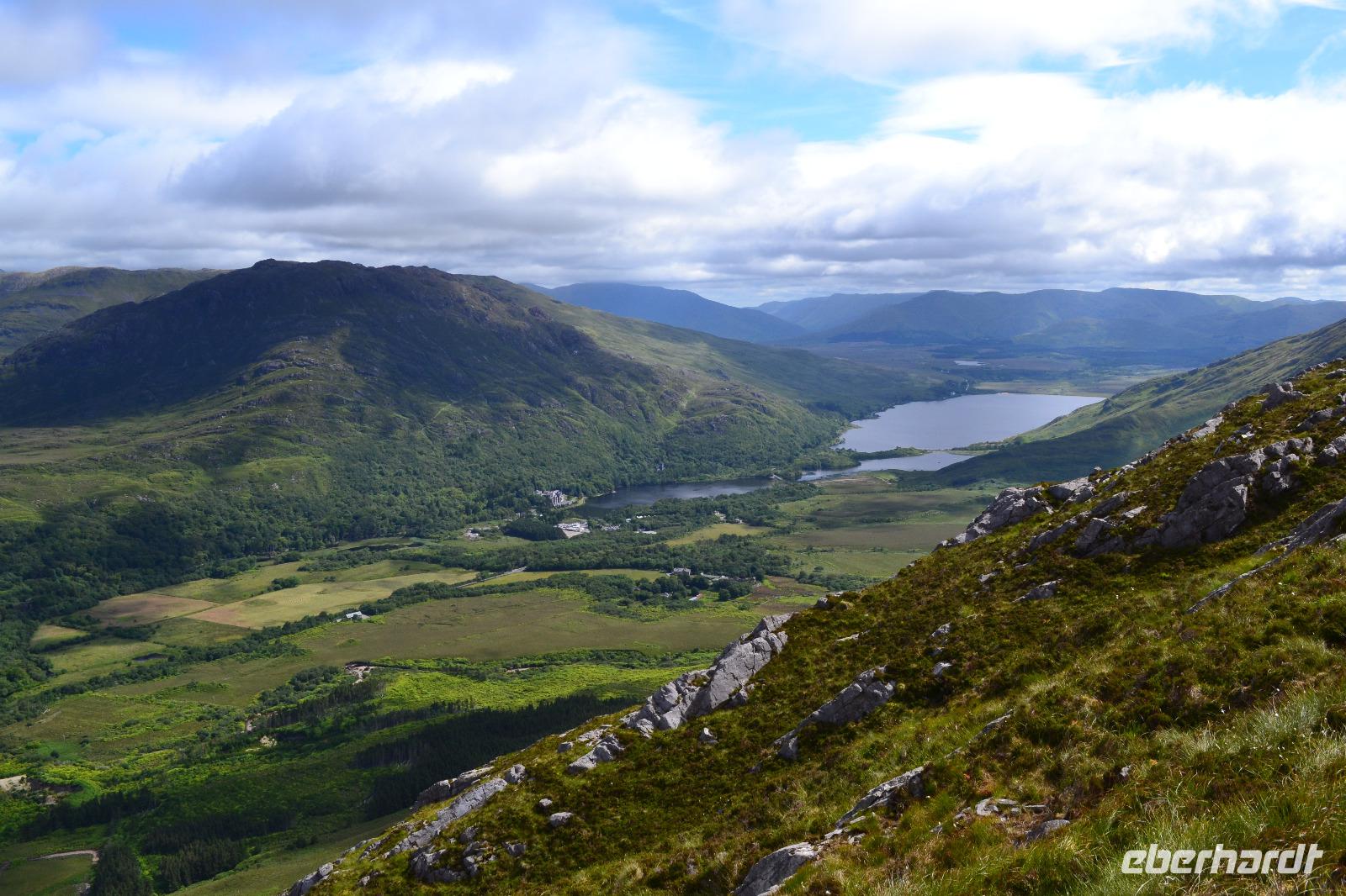 Blick vom Diamond Hill auf die Kylemore Abbey