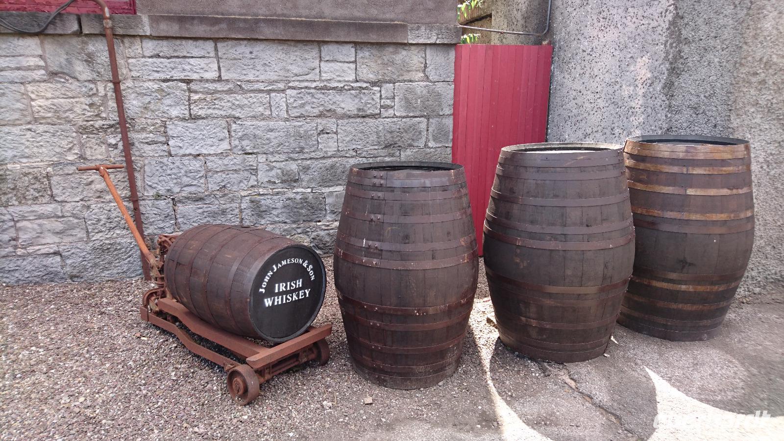 Whiskyfässer bei Jameson