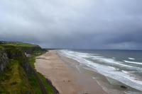 Blick vom Mussenden-Tempel auf den Strand von Downhill