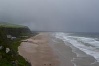 Blick vom Mussenden-Tempel auf den Strand von Downhill