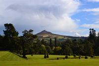 Powerscourt Gardens mit Blick auf den Sugarloaf Mountain