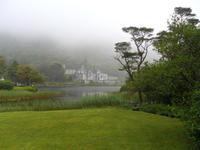 072 Connemara - Kylemore Abbey im Nebel