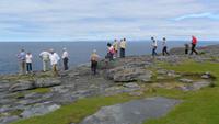 086 Irland - Gruppe am Meer im Burren