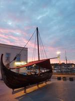 Replik eines Wikingerschiffs im Sonnenuntergang, Waterford