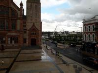  Derry: Rathaus und Freundschaftsbrücke