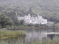  Kylemore Abbey im Nebel