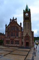 Spaziergang auf der Stadtmauer von Derry - Guildhall