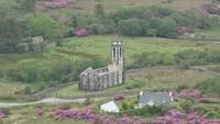 Kirchruine am Dunlewy Lough