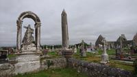 Auf dem Friedhof von Kilmacduagh