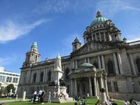  Belfast: Rathaus miz Denkmal der Königin Victoria