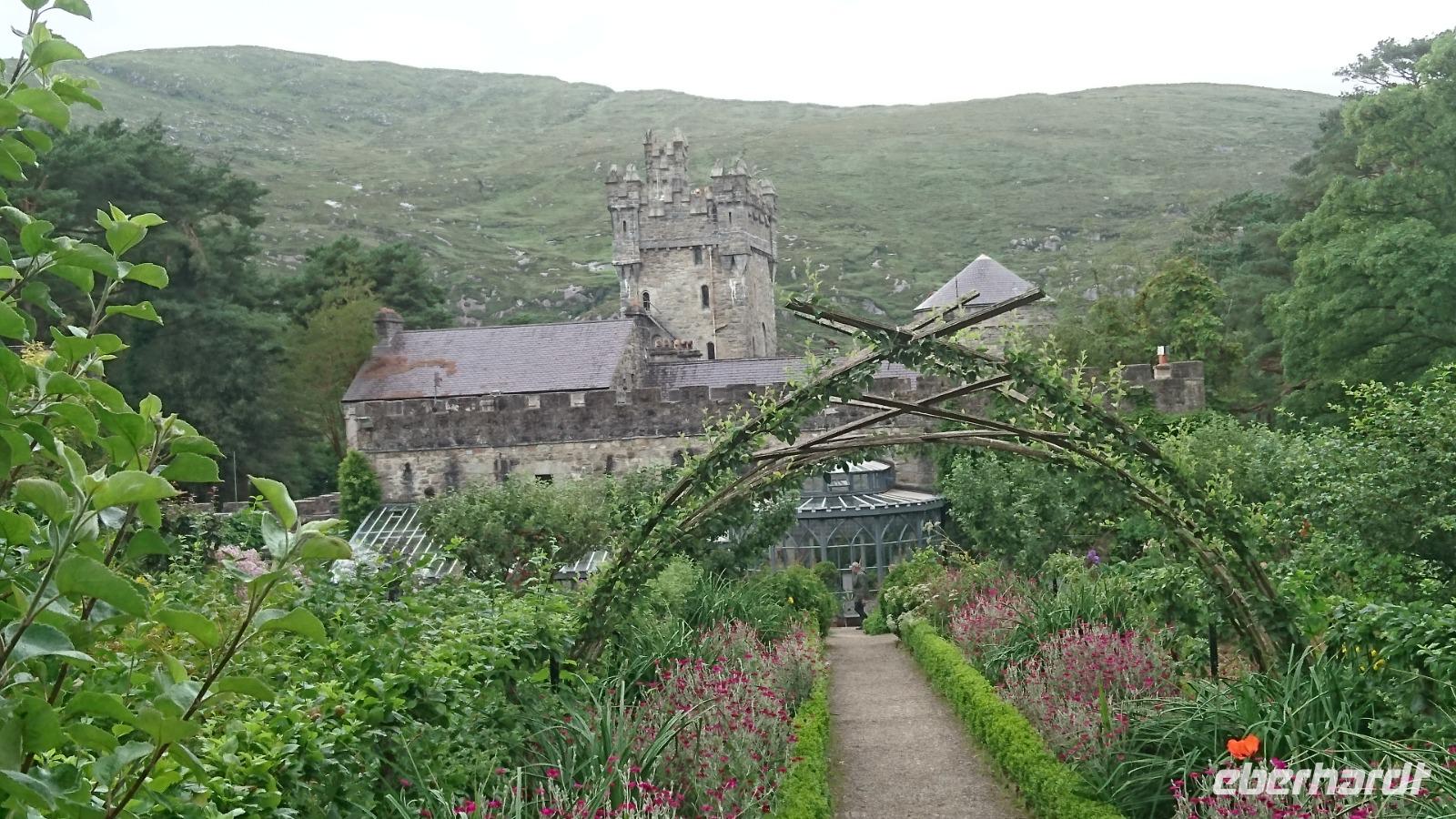 Blick aus dem ummauerten Garten zum Glenveagh Vastle