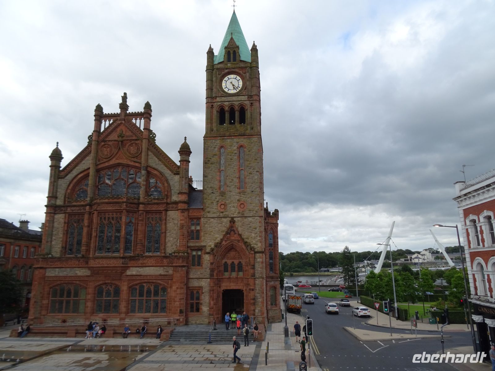  Derry: Rathaus und Freundschaftsbrücke