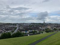 4. Tag – Spaziergang auf der Stadtmauer von Derry – Blick auf die Bogsides