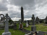 8. Reisetag – Fotostopp an der Kilmacduagh Abbey mit dem „Schiefen Turm“ von Irland