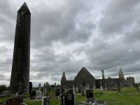 8. Reisetag – Fotostopp an der Kilmacduagh Abbey mit dem „Schiefen Turm“ von Irland