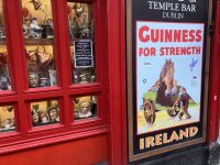 1. Reisetag – Abendspaziergang durch Dublin – Guinness-Werbung im Viertel Temple Bar
