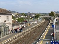 13. Reisetag – Zugfahrt von Greystones nach Dublin – Warten auf den Zug in Greystones