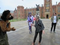  vor der Belfaster Universität - ein Kostümtreffen