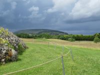 Blick zum Grabhügel der Königin Maeve