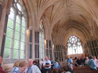  verschienenfarbige Marmorsäulen aus der Region