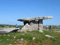 im Burren: der Poulnabrone Dolmen