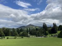 12. Reisetag – Ein Tag in den Wicklow Mountains – Powerscourt House & Gardens – Blick zum „Zuckerhut“